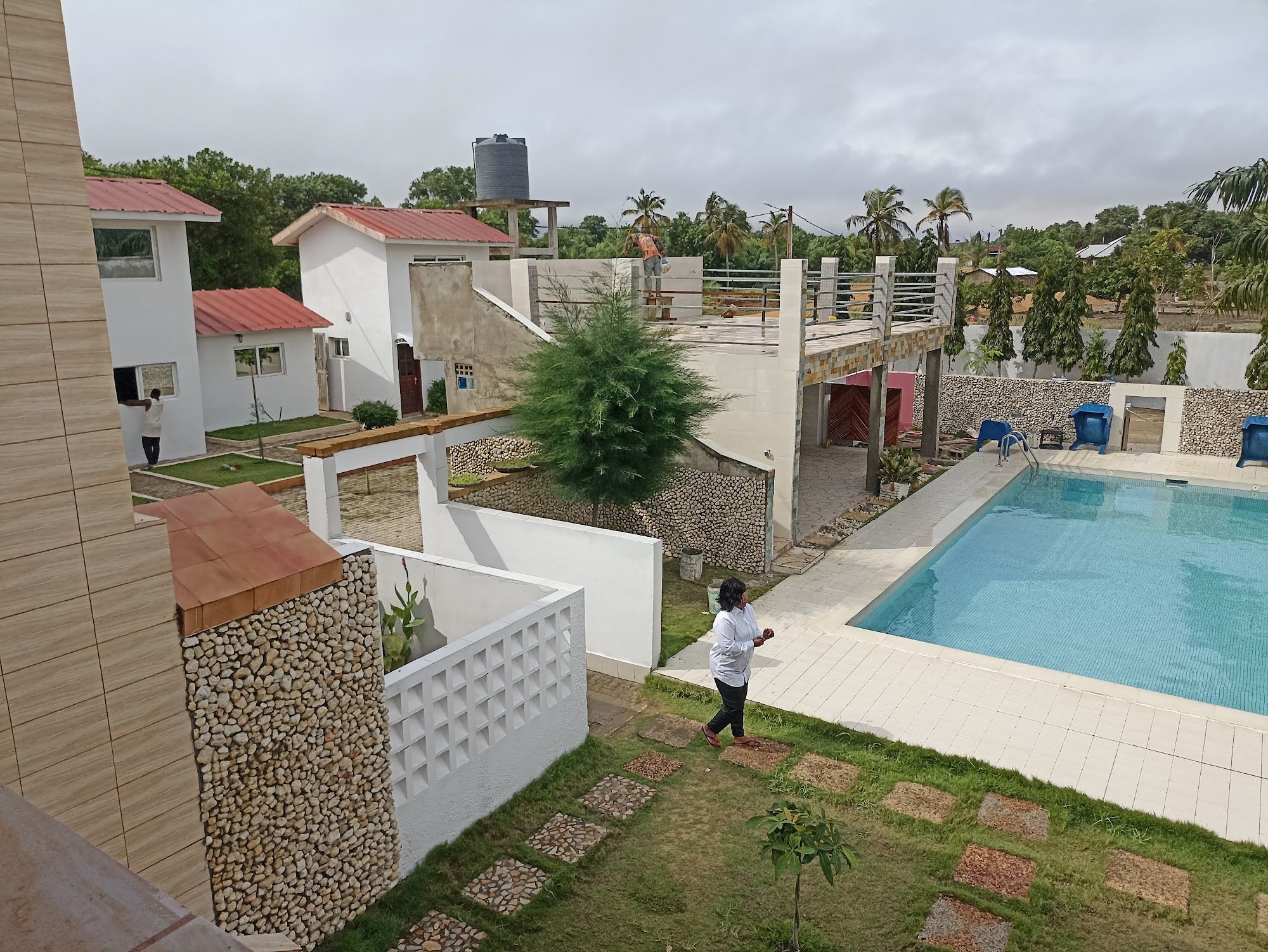 Le jardin et la piscine entre les bâtiments