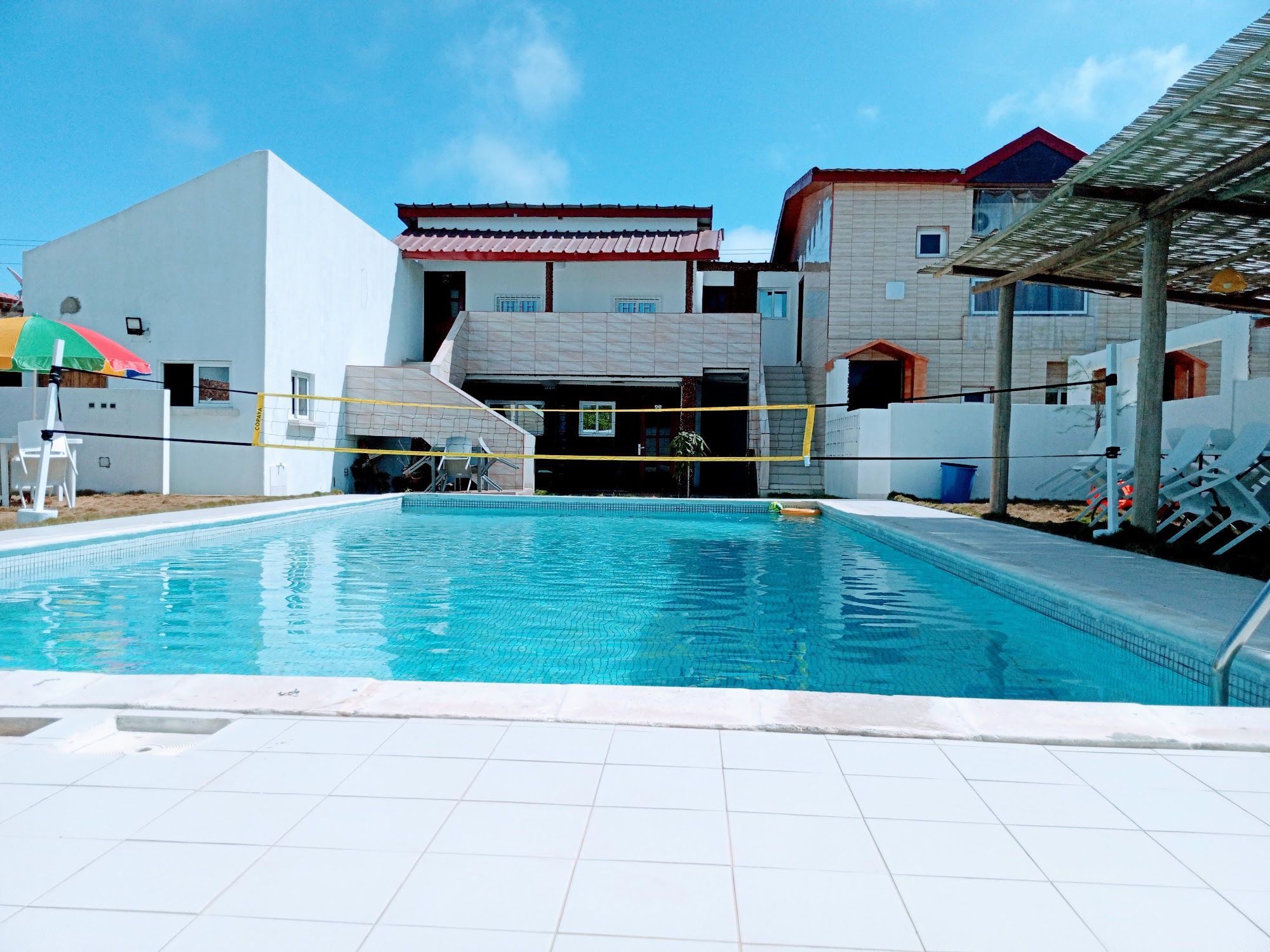 La grande piscine devant les bâtiments de l'hôtel