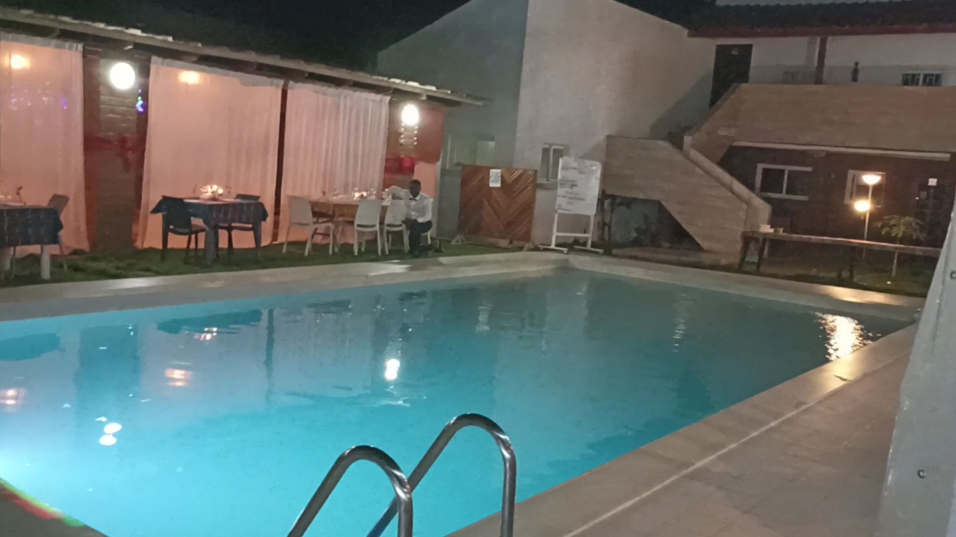 La piscine éclairée le soir