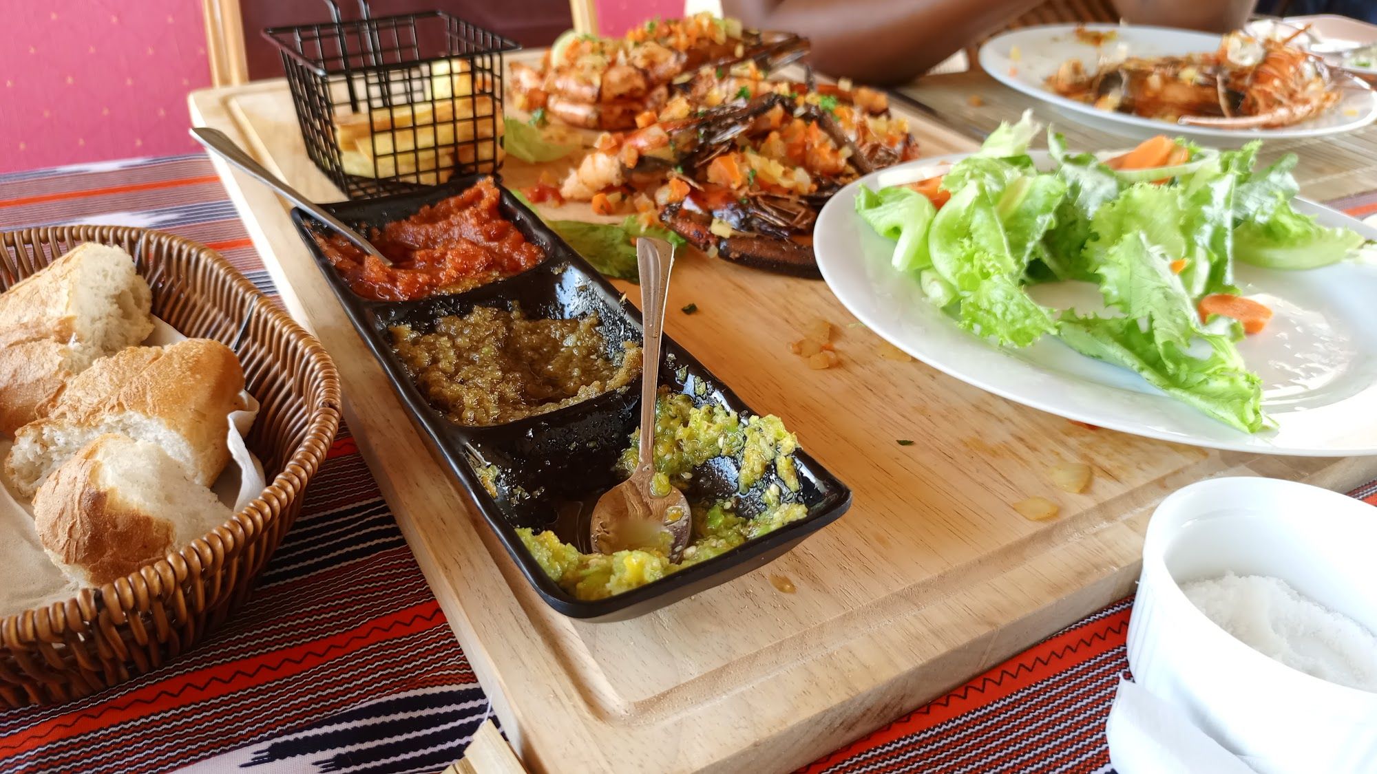 Plats et salades servis à table